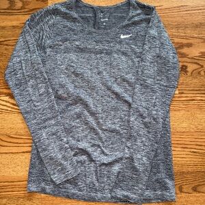 Nike Large Gray Vent Long Sleeve Workout Shirt